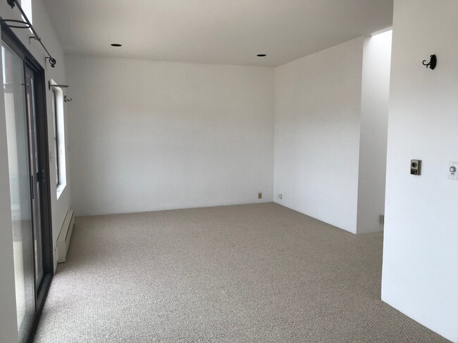 Building Photo - Studio w/Amazing Views, Walk-in Closet, Pa...