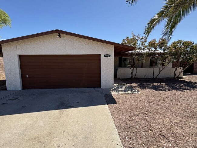 Building Photo - Move in ready privacy with pool near Ina &...