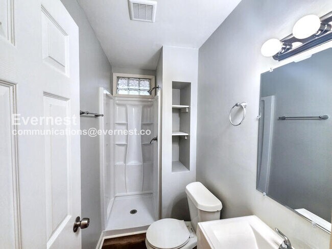 Building Photo - 3024 Pasadena Dr