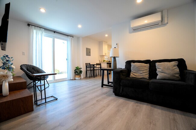 Foto del edificio - 8307 1/2 Kittyhawk Ave