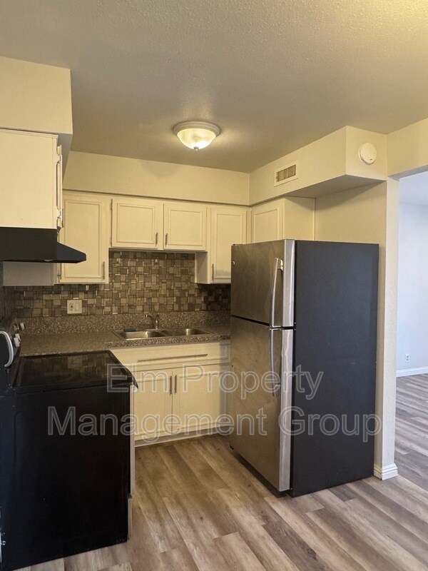 Building Photo - 615 S Royal Crest Cir