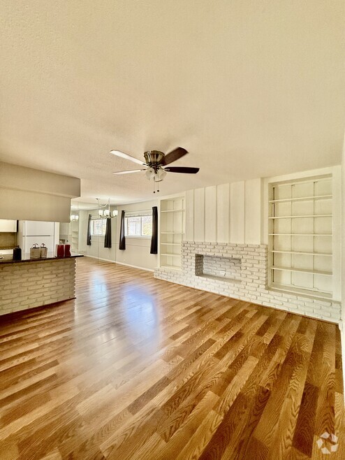 Building Photo - 2101 Fountain View Dr