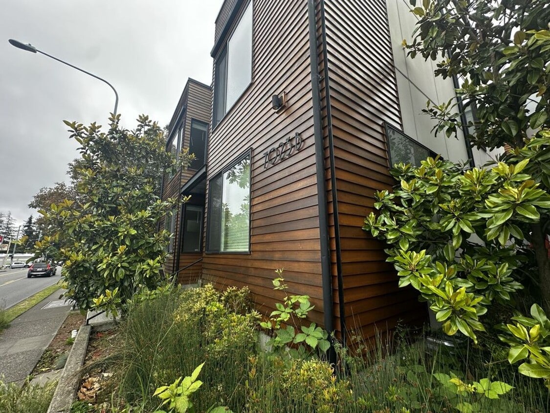 Primary Photo - Modern 3-Bed Townhome in Prime Ravenna Loc...
