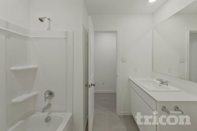 Building Photo - 3016 Pine St