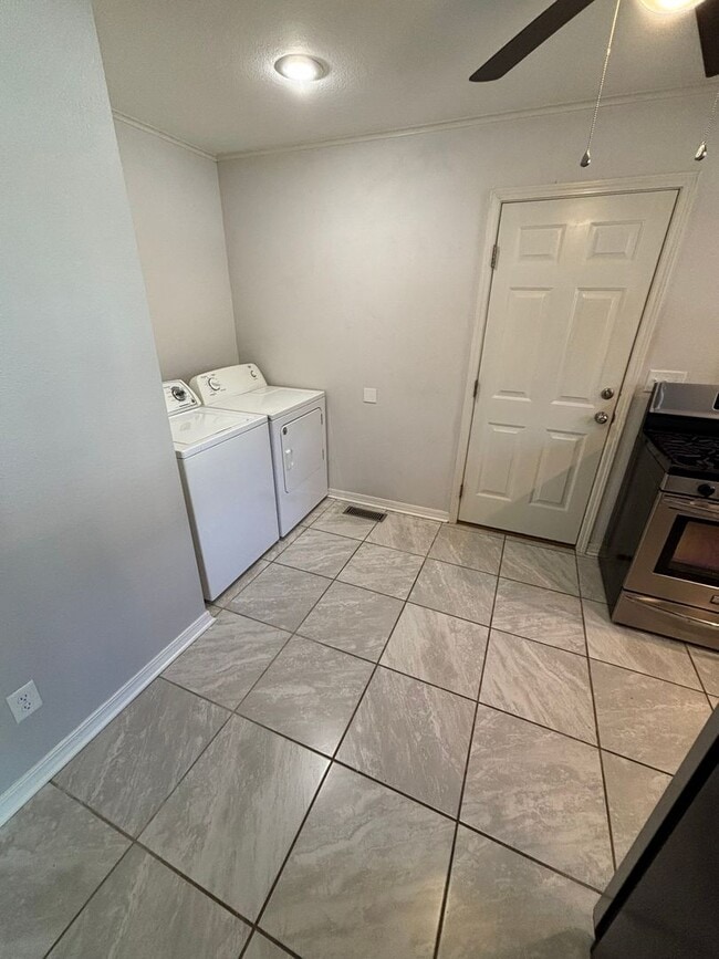 Building Photo - Quaint 2-Bedroom Duplex in Fayetteville!