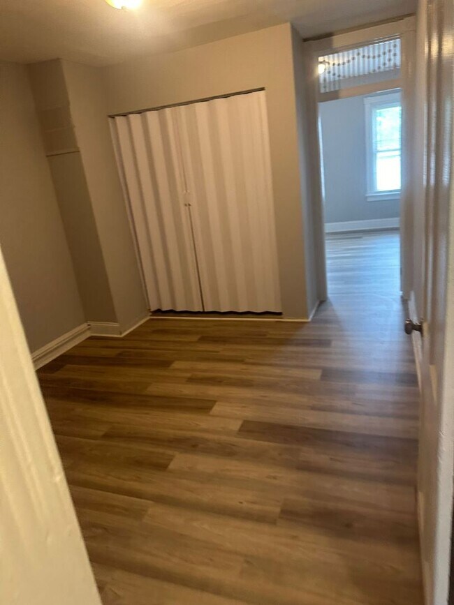 Building Photo - Three Bedroom One Bathroom Ready For ASAP ...