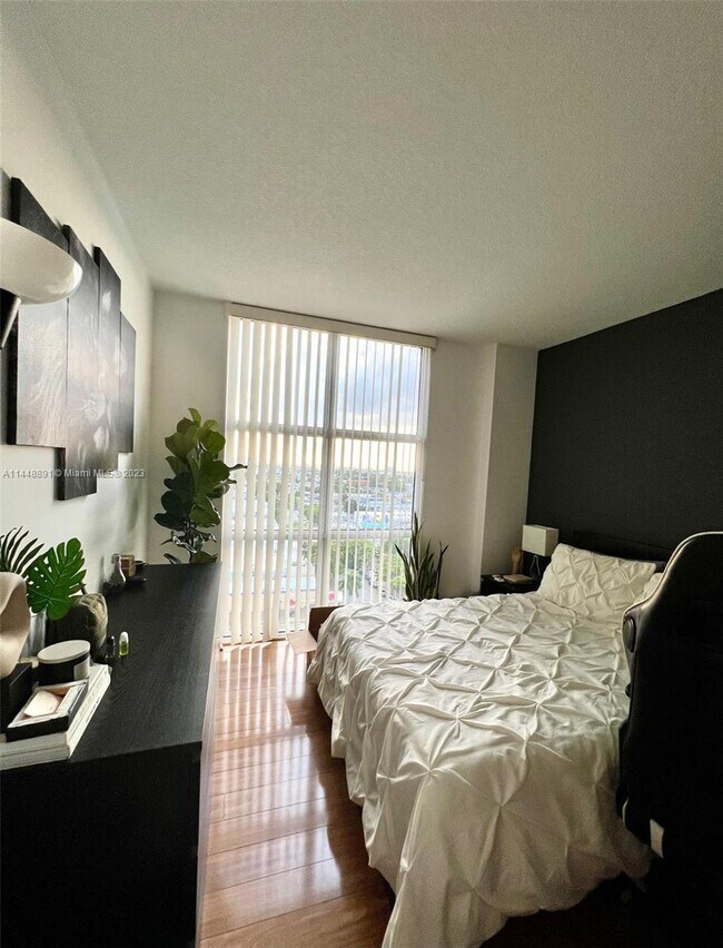 Foto del edificio - 900 SW 8th St