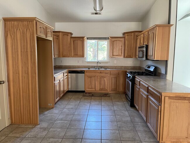 Building Photo - 16080 Ranchero Dr