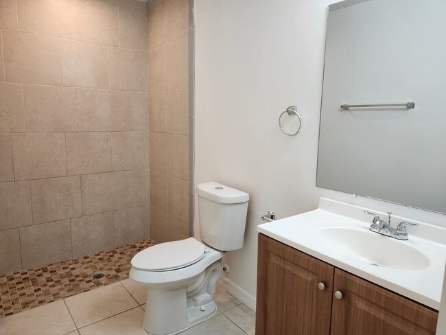 Building Photo - Exceptional 3 bed 2 bath 1 car garage dupl...
