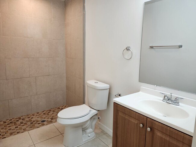 Foto del edificio - Exceptional 3 bed 2 bath 1 car garage dupl...