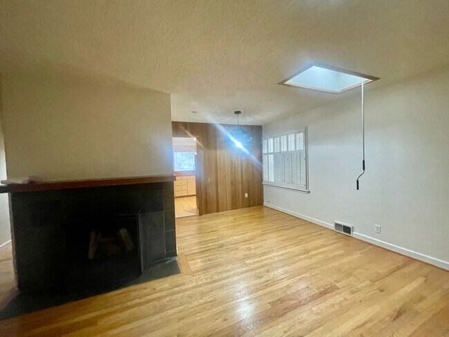 Building Photo - 3245 31st Ave W