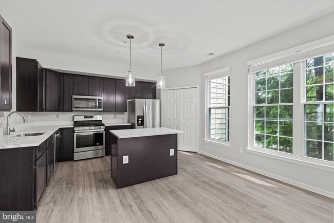 Building Photo - 1 Harbour Heights Dr