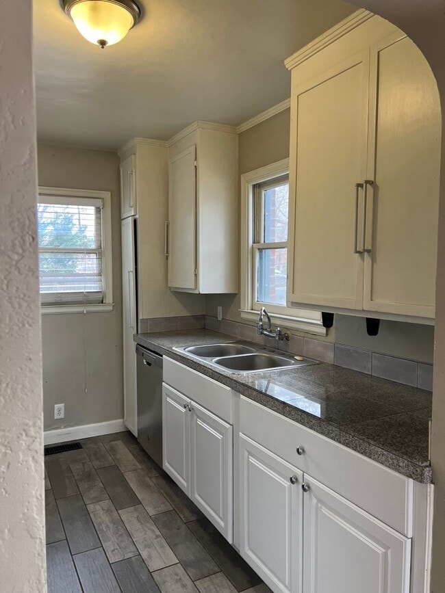Building Photo - Single Family House in Midtown with Garage...