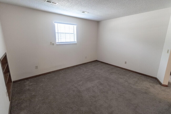 Building Photo - 420 NE Park Ln