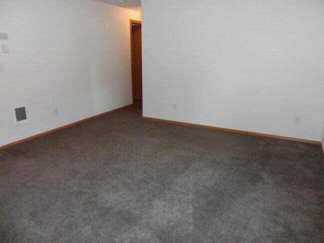 Building Photo - 1937 Summit Dr