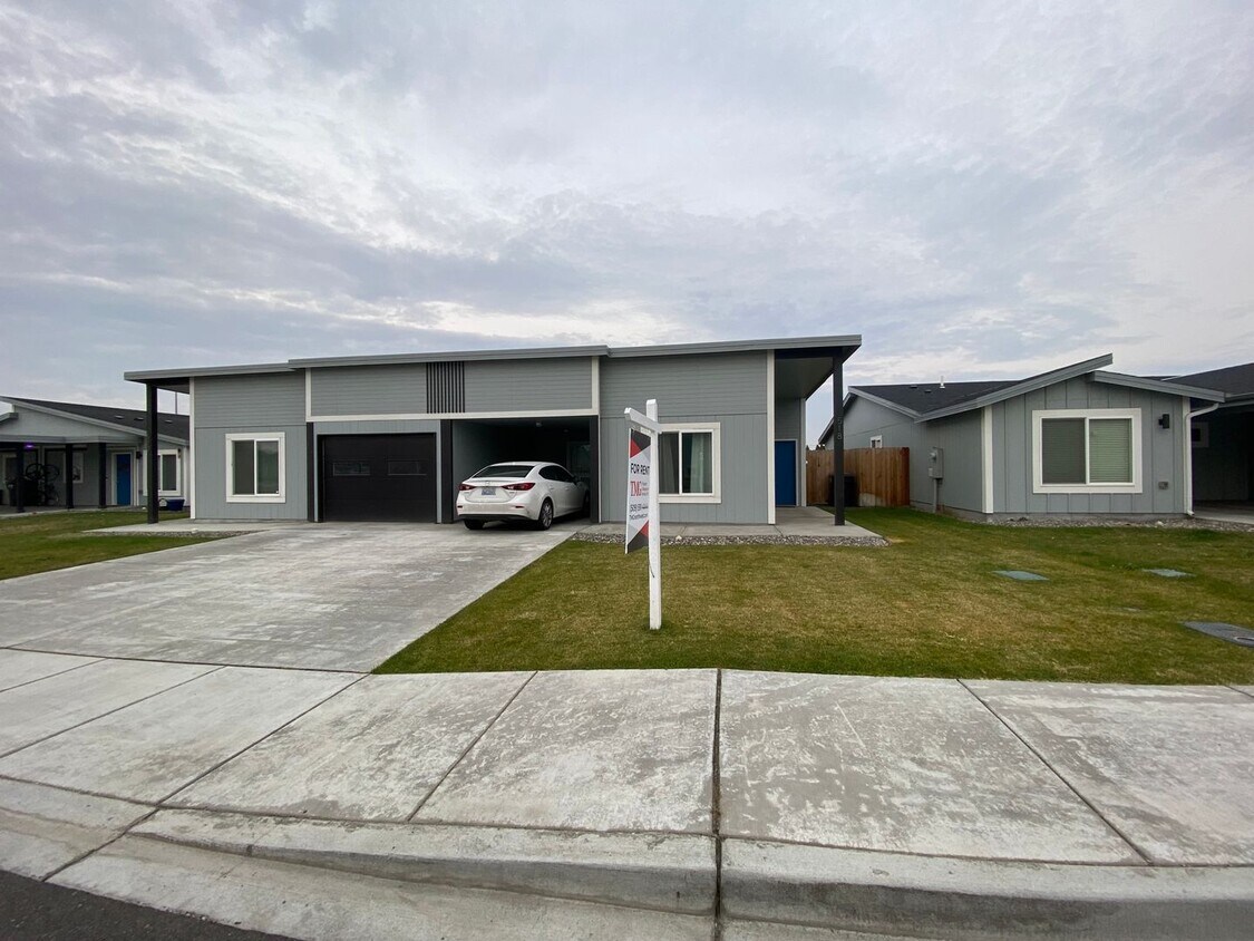 Primary Photo - Modern 3 Bedroom, 2 Bathroom Townhouse for...