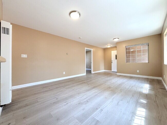 Building Photo - 1385 E Vernon Ave
