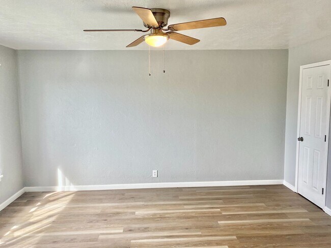 Foto del edificio - 3415-3417 E Terrace Ave
