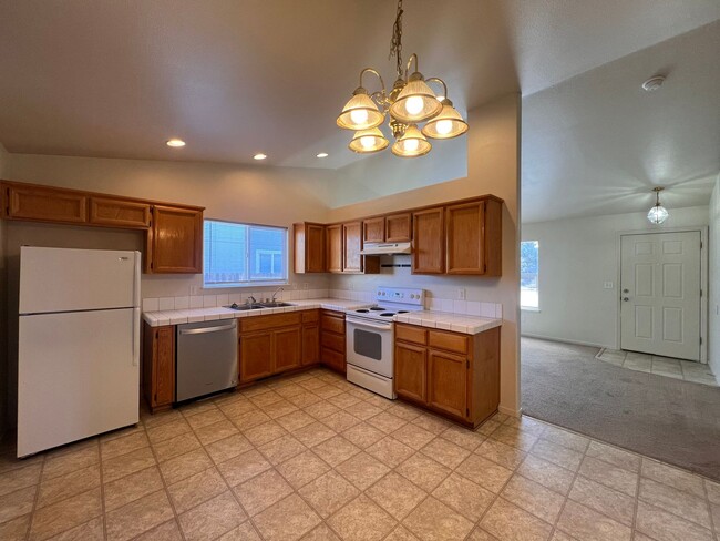 Building Photo - 3 bedroom 2 bath Fernley home in Donner Tr...