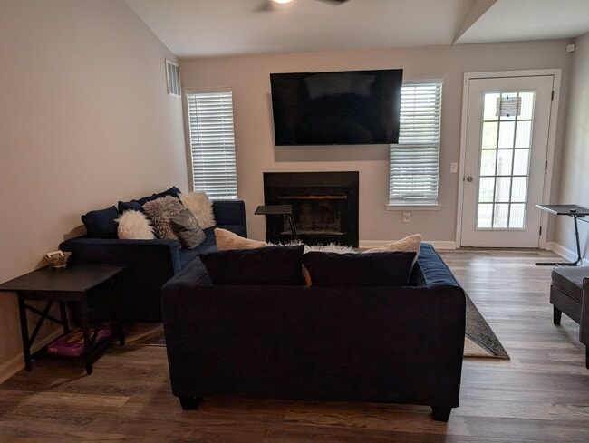 Building Photo - 400 Waters Edge Dr