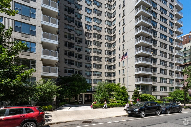 Building Photo - 2-8 Fifth Ave