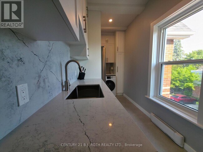 Photo du bâtiment - 82-82 Albert St N