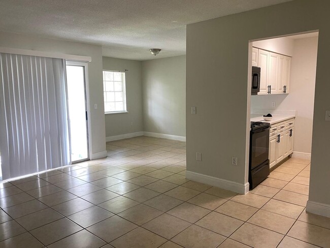 Building Photo - Apartament For Rent 1 bed / 1 bath