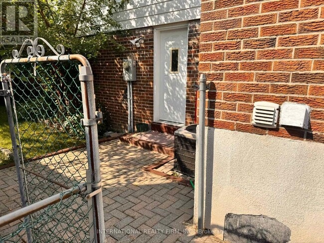 Building Photo - 14 Blue Spruce Ln