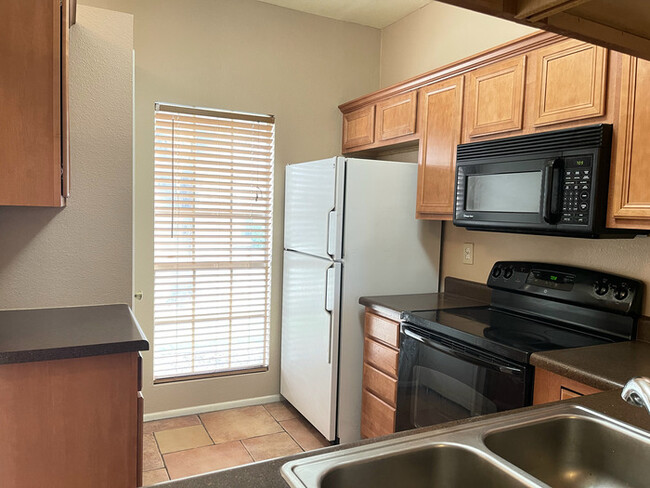 Building Photo - Great Townhome in North Phoenix is Availab...