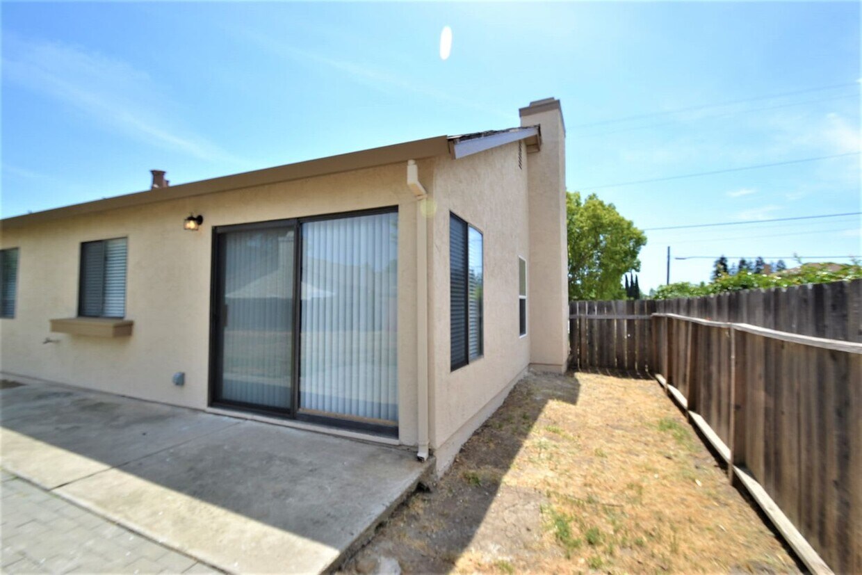 Foto del edificio - 8395 Stevenson Ave
