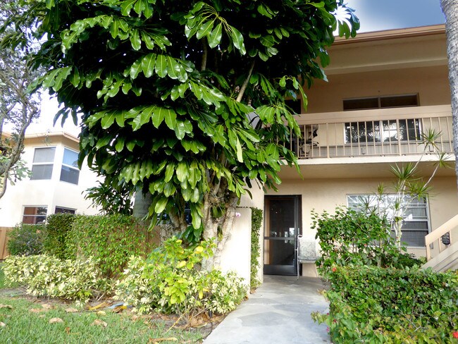 Exterior de la unidad del primer piso - 13342 Pineapple Palm Ct