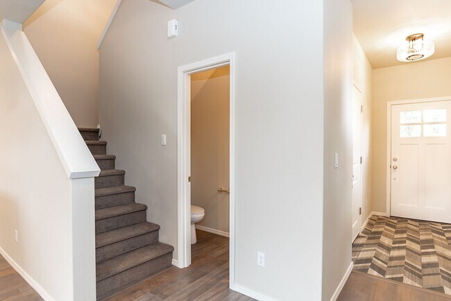 Foto del edificio - End-Unit Townhome in Desirable Midtown Neighborhood
