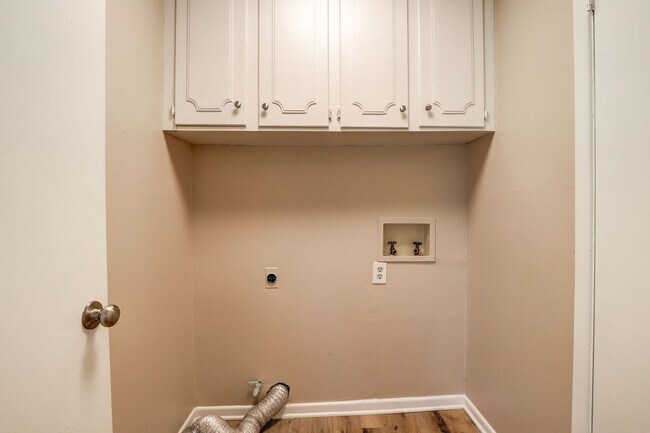 Building Photo - 3 Bedroom 1.5 Bathroom Ranch House