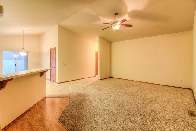 Building Photo - Cottonwood Grove 1003 S 91st