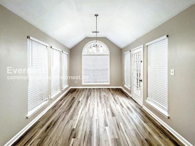 Foto del edificio - 320 Ashley Woods Dr