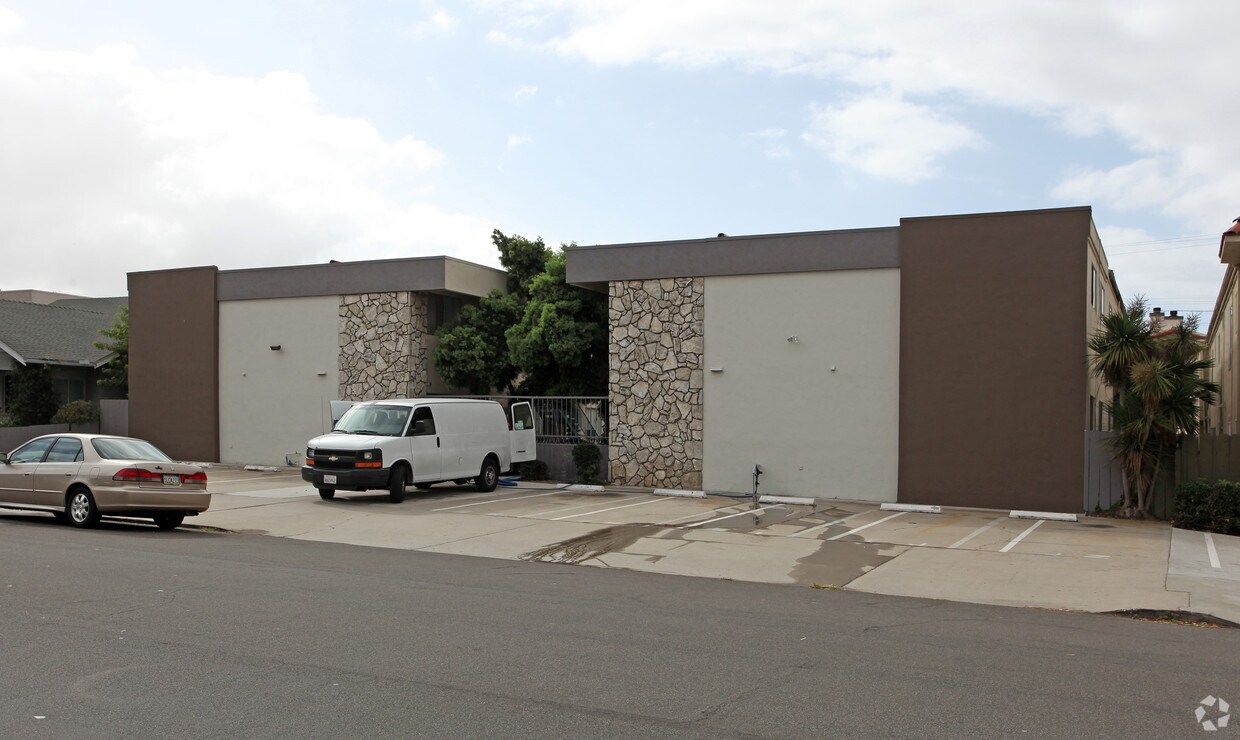 Primary Photo - 1241 Essex St