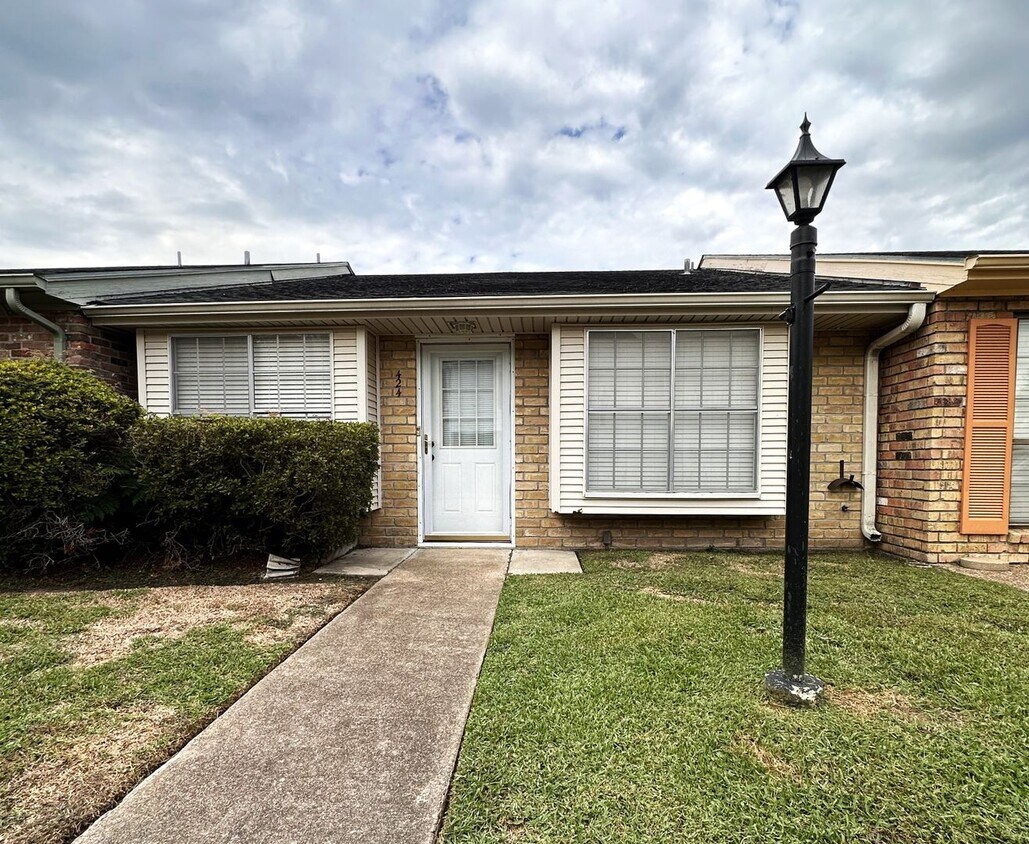 Primary Photo - 424 Longmeadow Dr