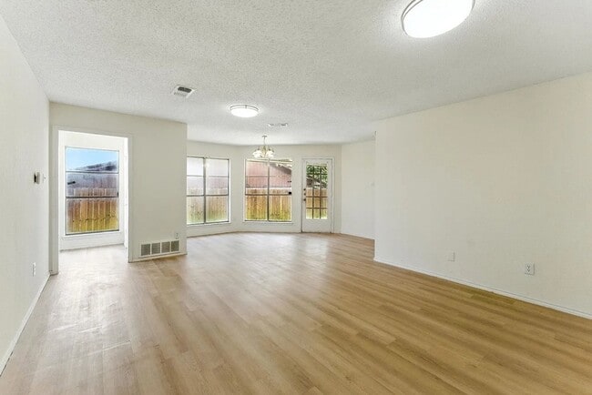 Foto del edificio - 6905 W Cleburne Rd