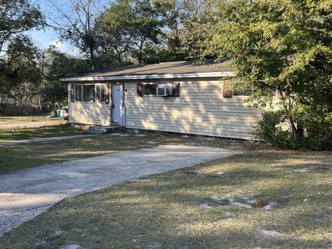 Building Photo - 505 W Hubbard Ave