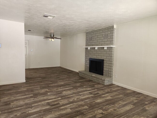 Foto del edificio - Coming Soon! 3 Bed, 1 Bath, Accross from GCU!! (Available on 06/15/26)