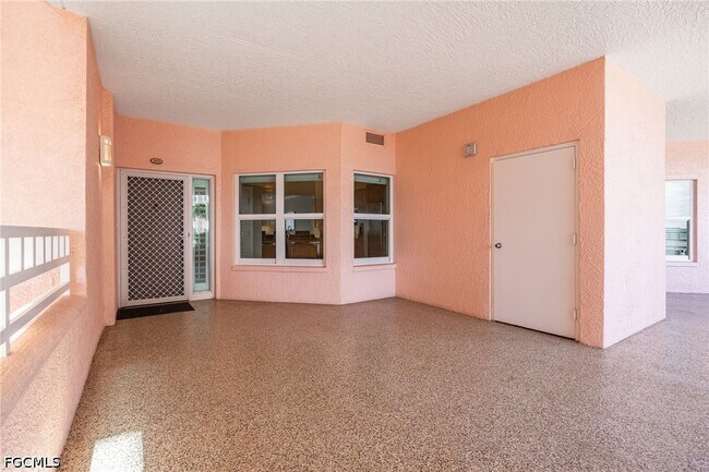 Foto del edificio - 265 Barefoot Beach Blvd