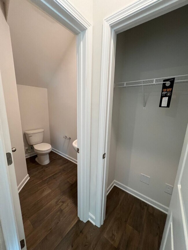 Building Photo - 3 Bedroom Townhome in York