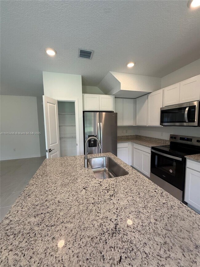 Foto del edificio - 5044 Gooseberry St