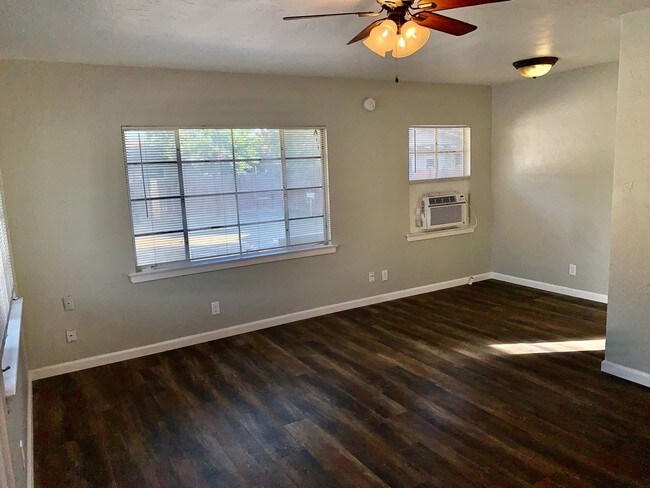 Foto del edificio - 2233-2235 E Terrace Ave