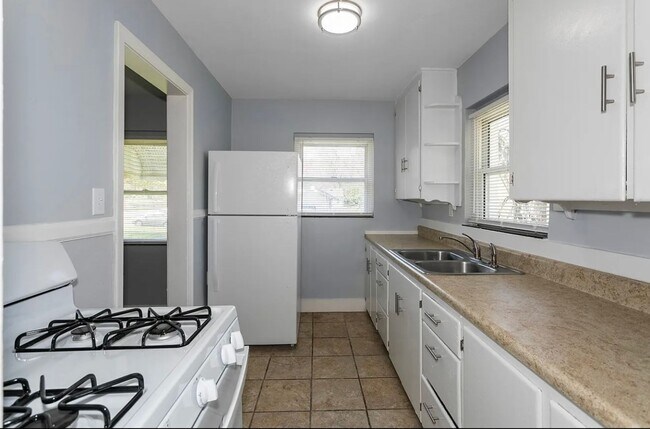 Building Photo - Cute 2 bedroom Bungalow home for rent! Ava...