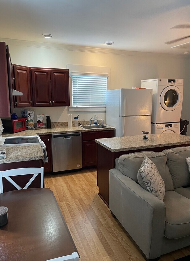 Foto principal - 326 E 45th St
