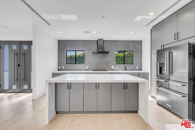 Foto del edificio - 5456 Hazeltine Ave