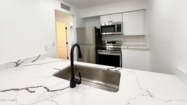 Foto del edificio - 2739 E Tamarisk Ave