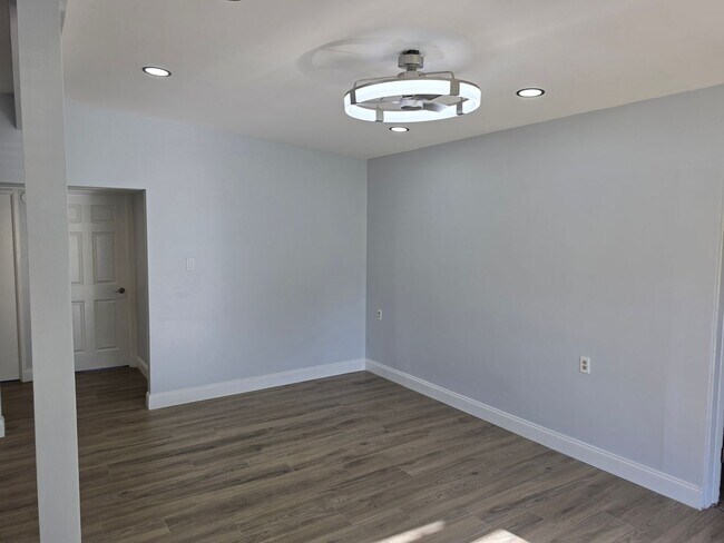 Foto del edificio - FOR RENT!!! NEWLY RENOVATED 2-BEDROOM TRIPLEX – UTILITIES INCLUDED – PRIME KISSIMMEE LOCATION!