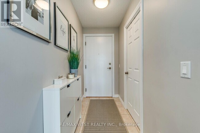 Photo du bâtiment - 700-1700 Humberwood Blvd